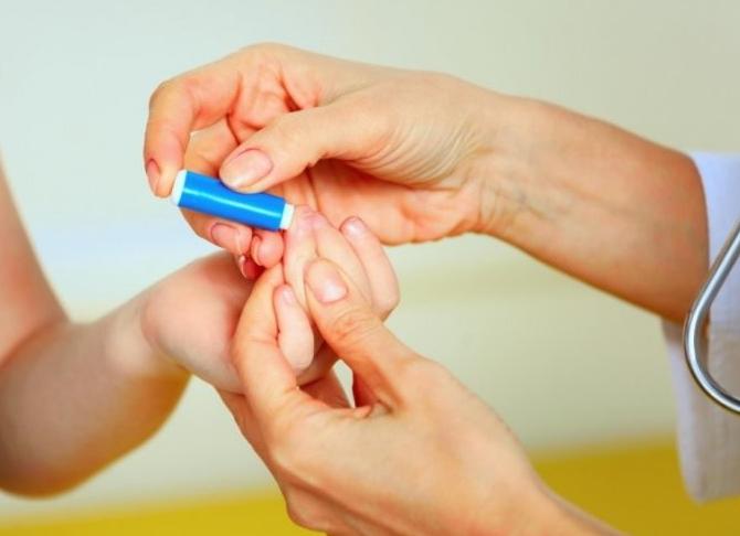 Кровь из пальца сдают натощак или нет